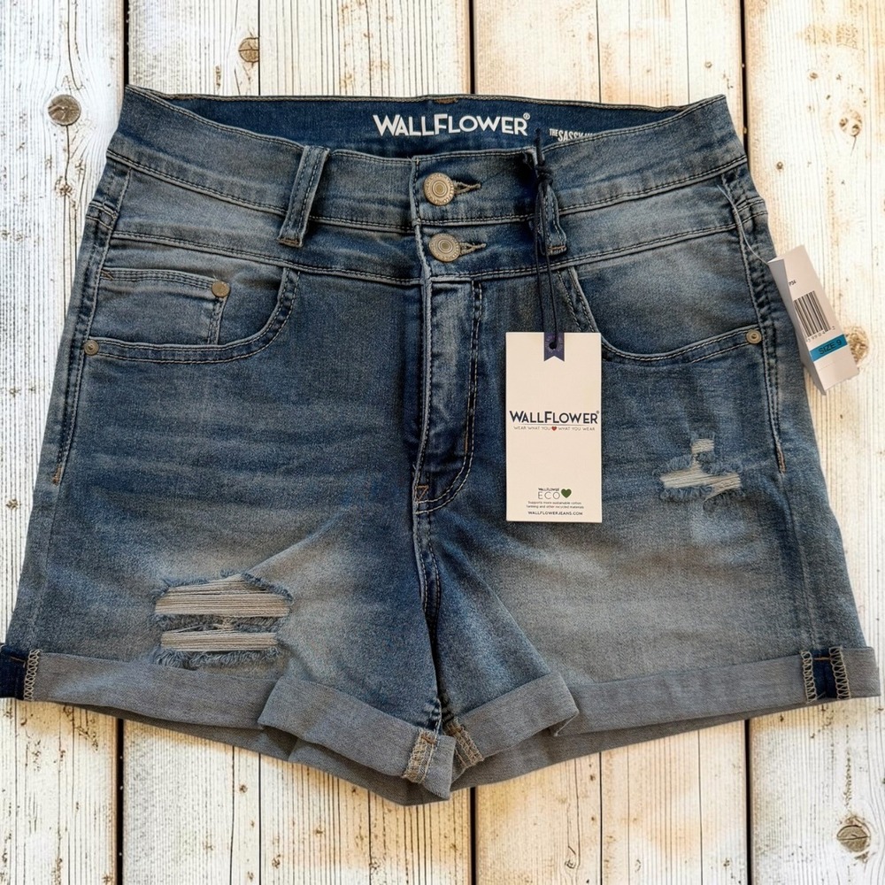 WallFlower Sassy High Rise Shorty Shorts Vienna Wash Distressed Denim Size 9 NEW